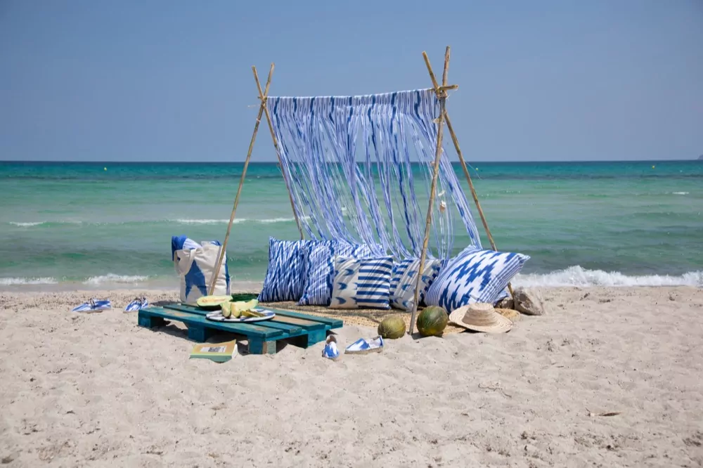 THE PRESTIGIOUS GUIDE MALLORQUISSIMO, HAS CHOSEN THE IKAT FABRICS IN BLUE, FROM TEIXITS VICENS, FOR ITS COVER.
