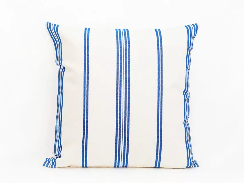 Cojín artesanal modelo 211 en azul de Teixits Vicens, tejido tradicional mallorquín