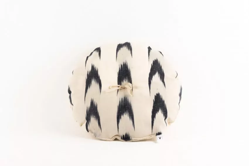 Round cushion Llanatura ikat 61 black