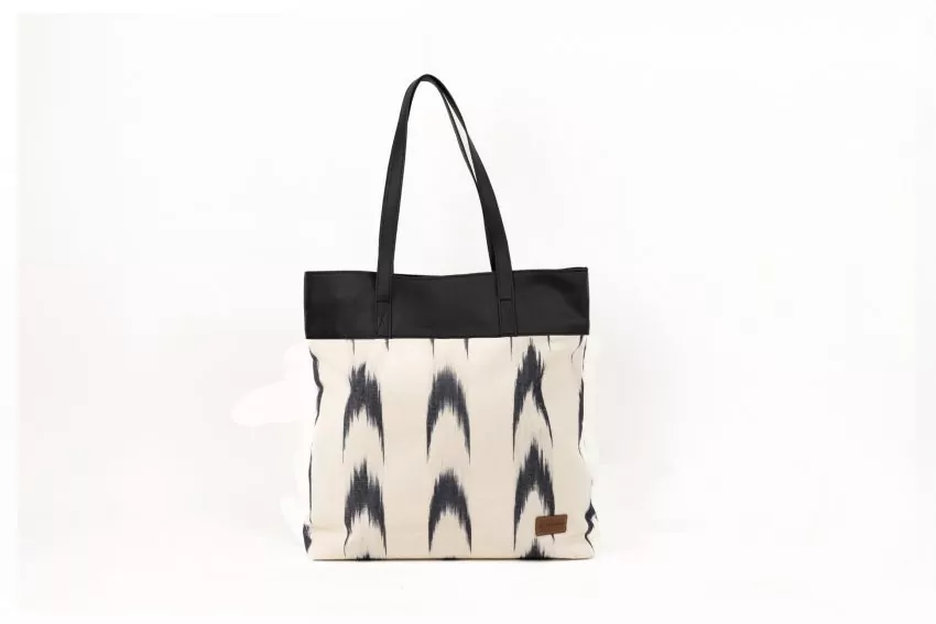 Ikat Tragetasche aus veganem Leder 61 schwarz
