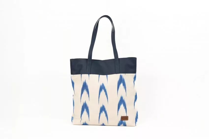 Ikat Tragetasche aus veganem Leder 61 Blau