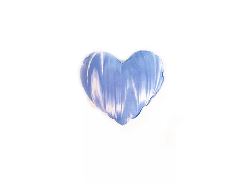 Cojín en forma de corazón en color celeste con tejido mallorquín de Teixits Vicens