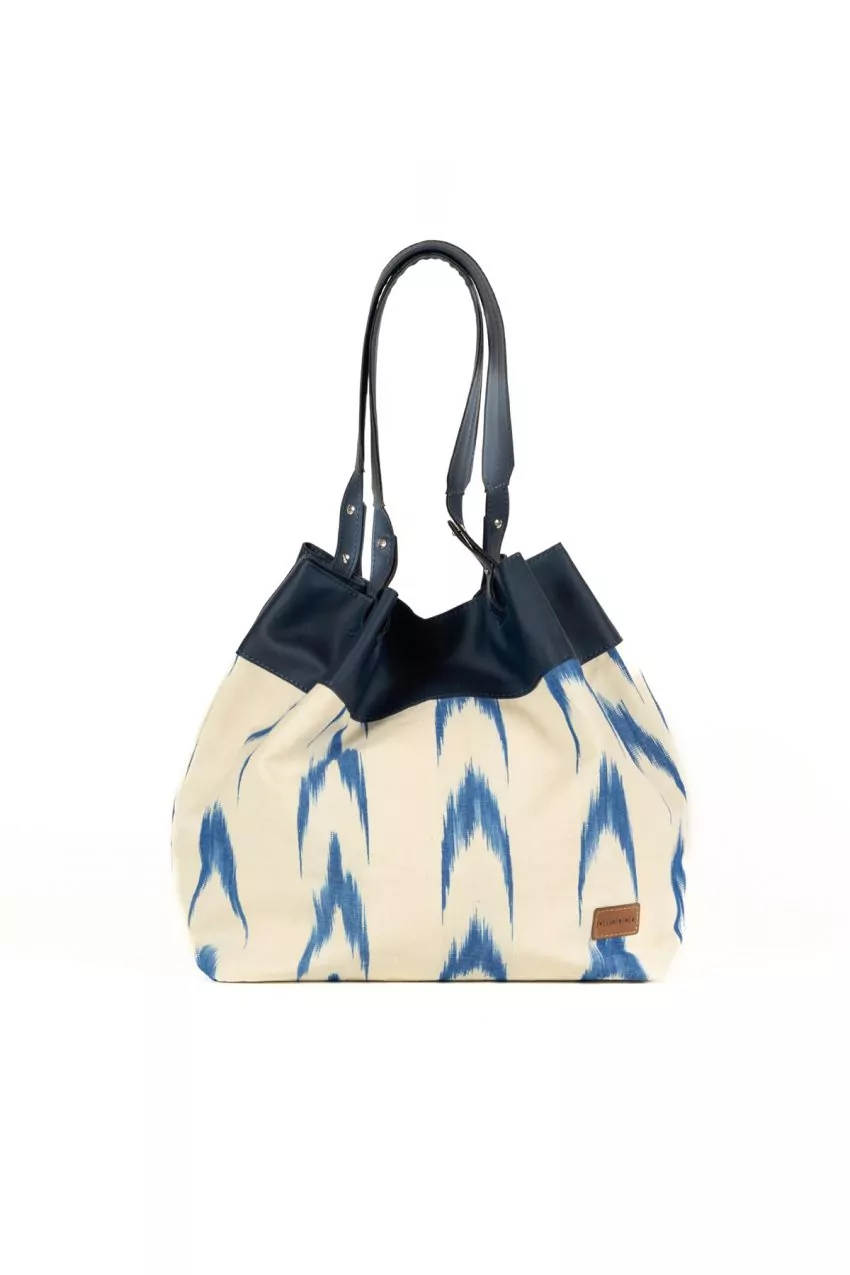 Maxi bolso vegano con tejido ikat azul modelo 61 de Teixits Vicens