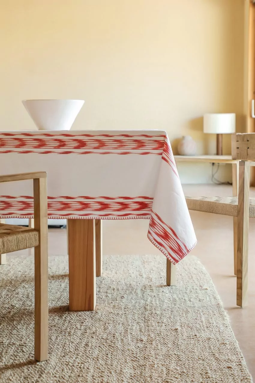 Mantel de algodón blanco con diseño ikat rojo hecho en Mallorca