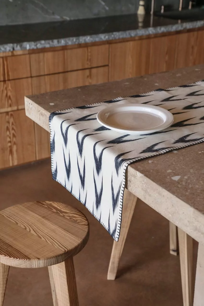 Camí puntada de taula ikat 61 Negre